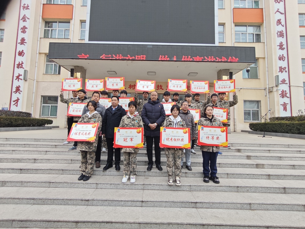校领导和获奖学生合影