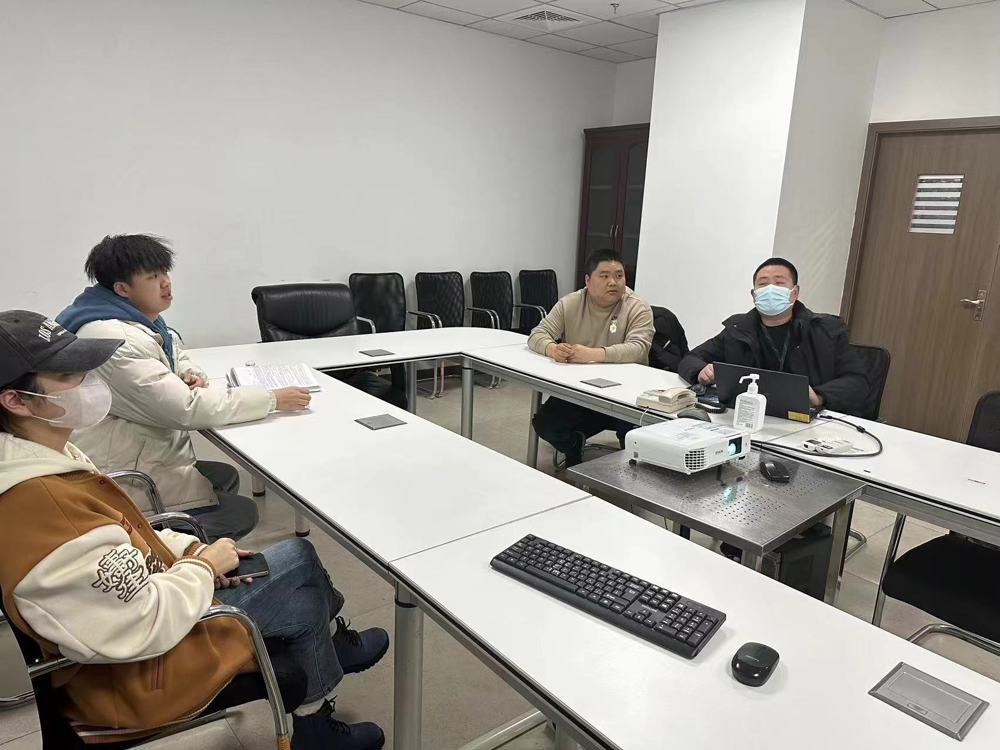 实习学生、带队老师在与企业方交流